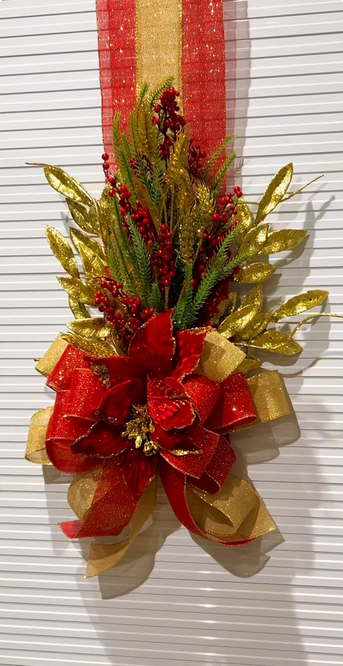 Escapulario navideño rojo y dorado de lujo | Belvaron