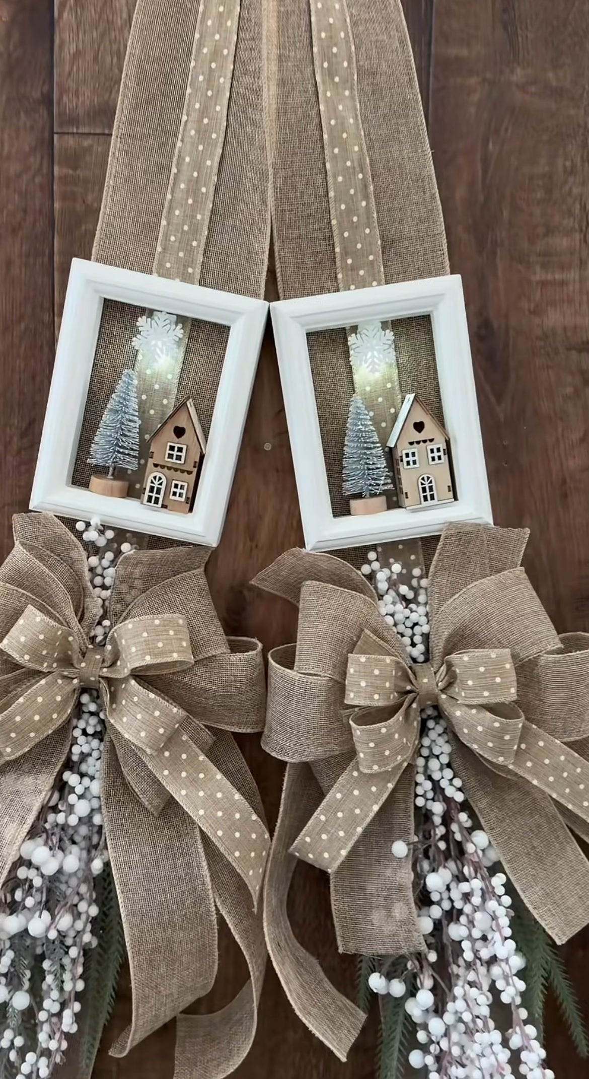 Escapulario navideño doble rústico con casitas y guirnalda - beige y blanco | Belvaron